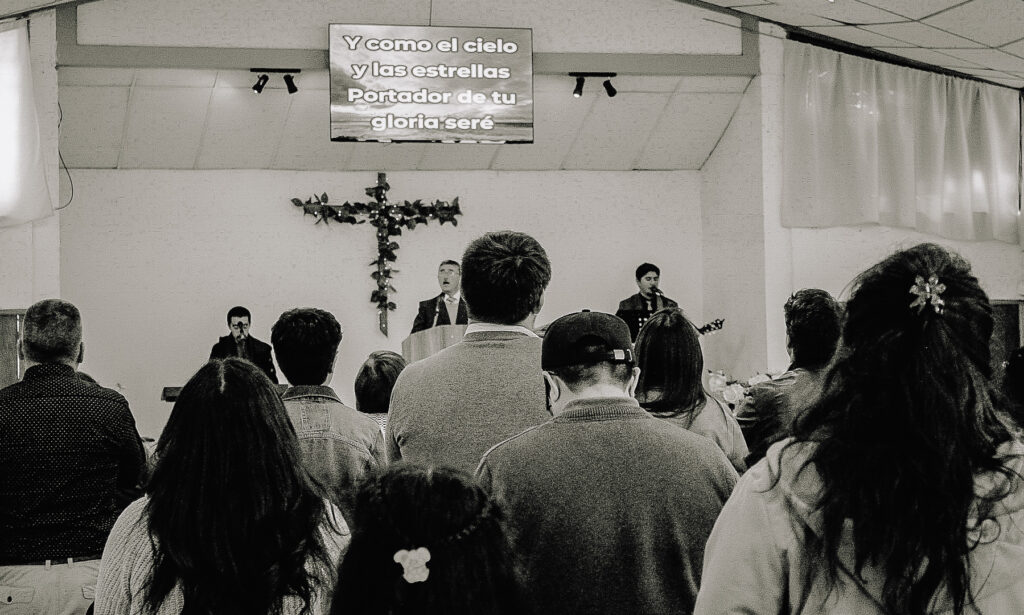 Iglesia Evangélica Unión de Centros Bíblicos UCB Villa Santa Elena estudiando la Palabra de Dios
